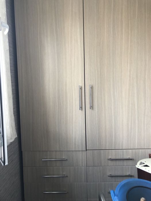 Продаю высокий вместительный шкаф