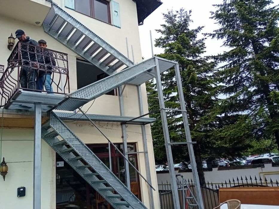 Scara metalica zincata de incendiu azil