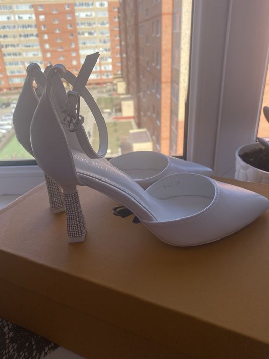 продам Туфли белые на каблуке