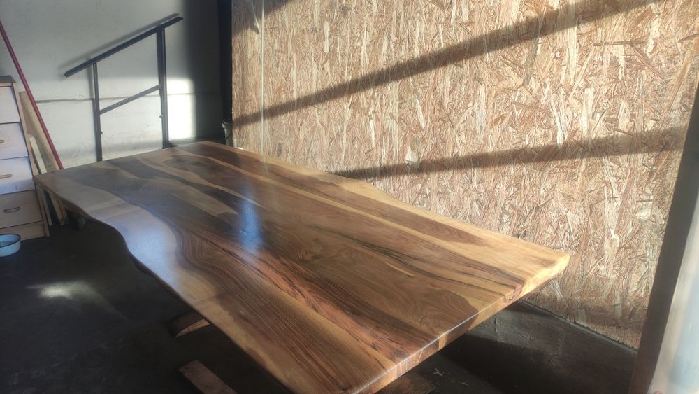 Трапезна маса от масив орех