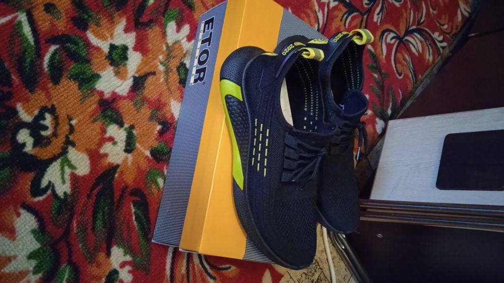 Продам мужской кроссовки