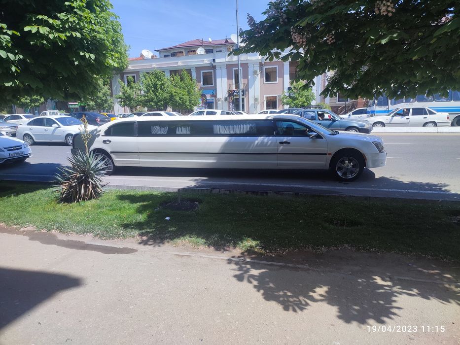 Limuzin cadilak 2008 yil oq