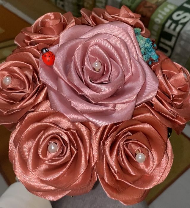 Ръчно изработени букети от сатенени рози