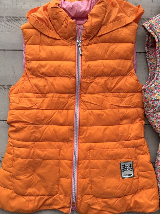 Две безрукавки 6-7 лет за 5тыс.тенге!!!