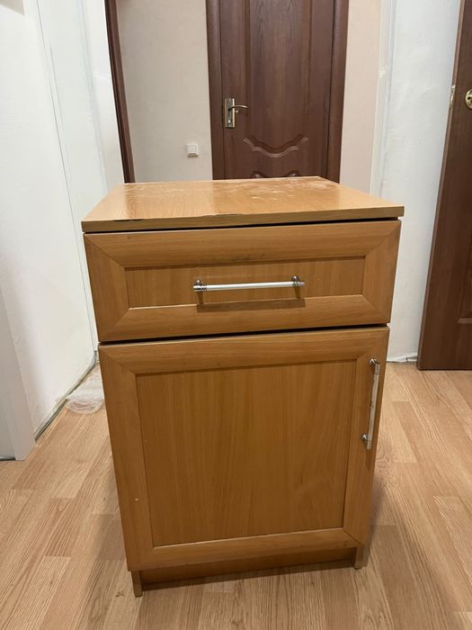 Продам два шкафа и тумбу с зеркалом
