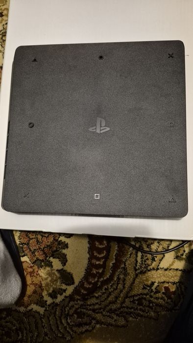 Vând PS 4 cu 1 tb memorie.