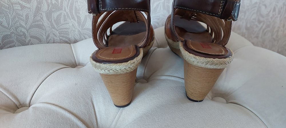 Продам босоножки