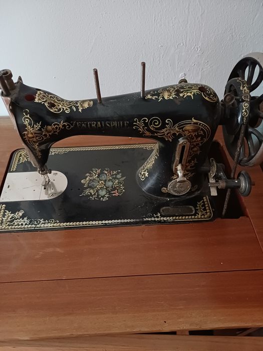 Mașină de cusut veche