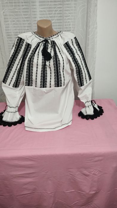 Ie tradițională cu motive florale țesute în razboi