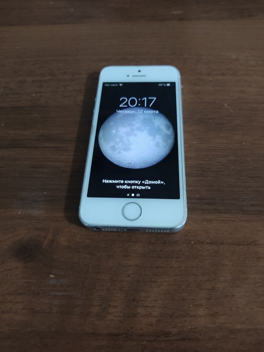 iPhone 5s в хорошем состоянии.