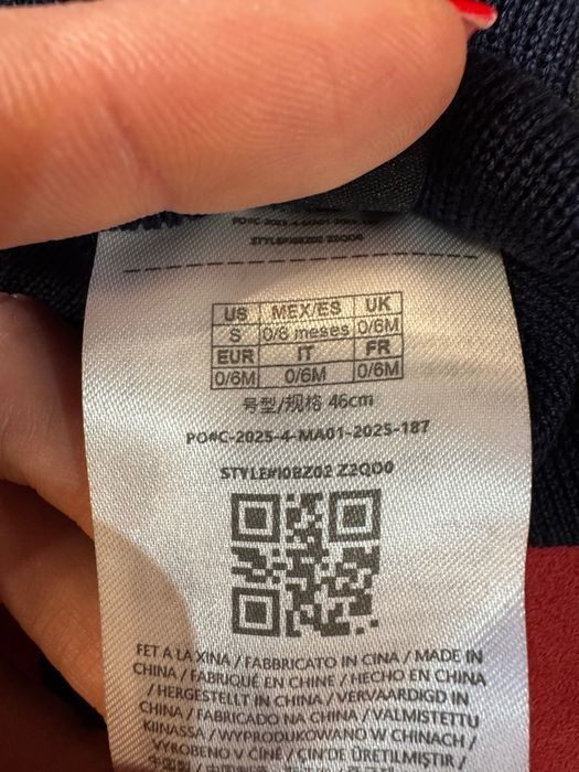 Guess- бебешка шапка 0-6 месеца