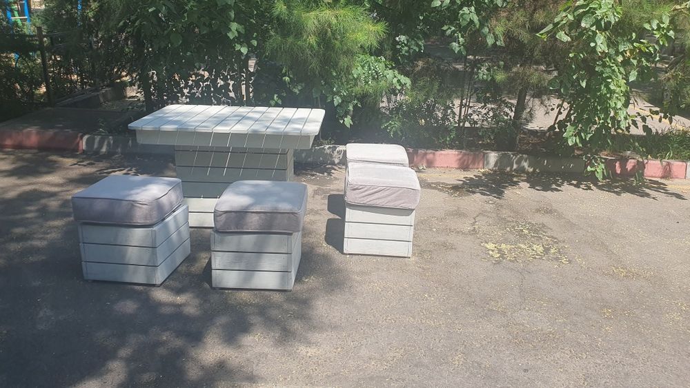 Продам готовый Комплект Стол и 4 табурета с мягким основание