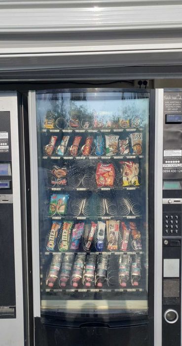Вендинг автомати за пакетирани закуски и студени напитки