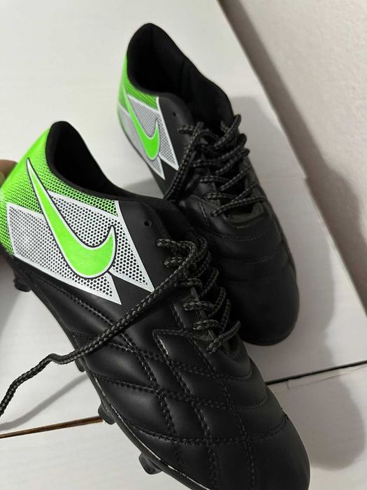 Ветровкa La Costa и бутонки Nike за футбол