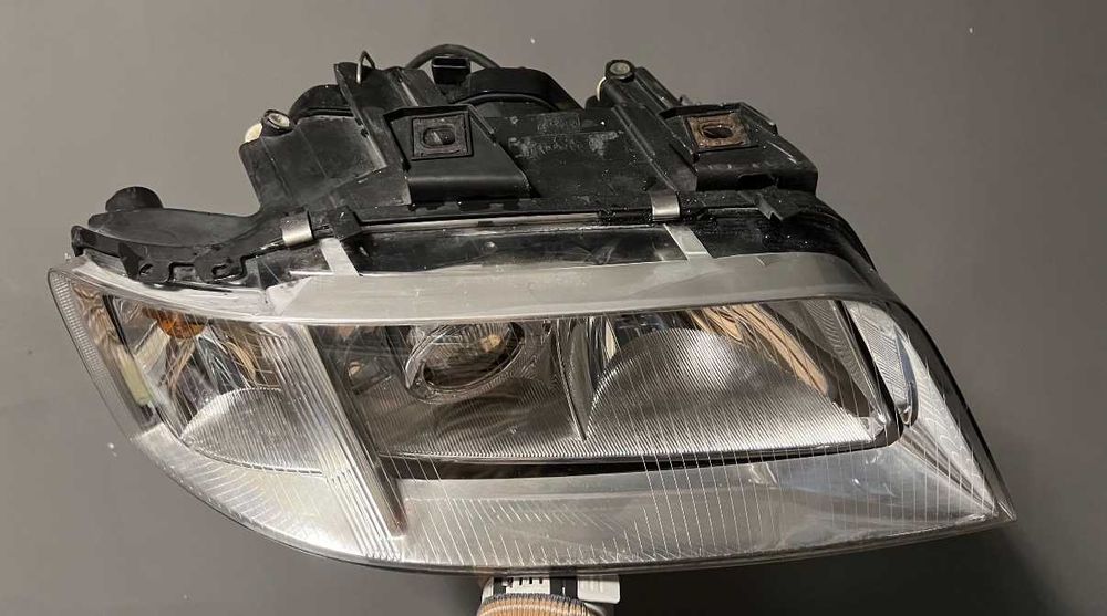 Audi A6 C5 десен фар ксенон