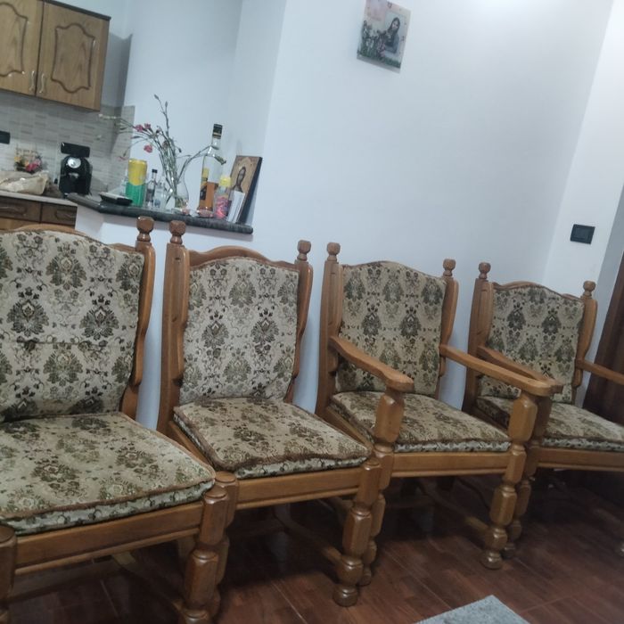 Scaune din lemn masiv, în stare foarte bună (4bucăți)500lei