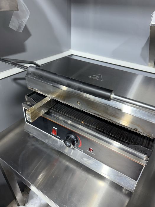 Стол, холодильник , фритрю , тостер