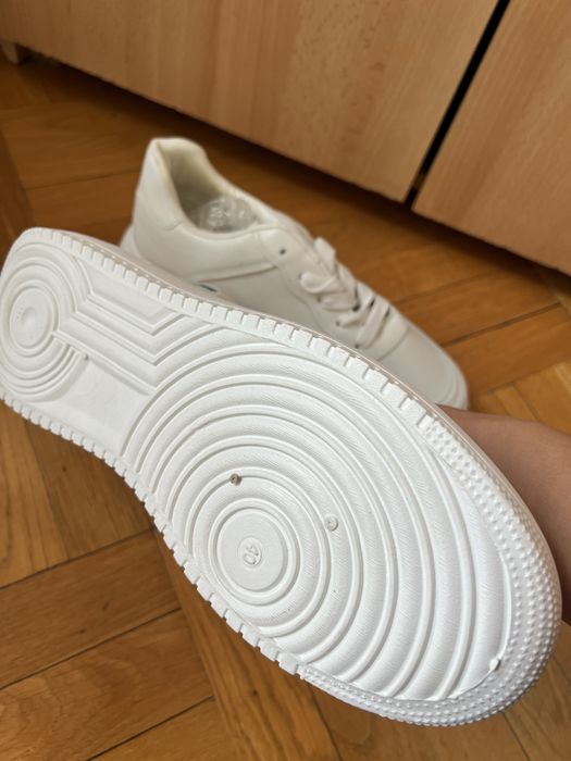 Кроссовки белые новые