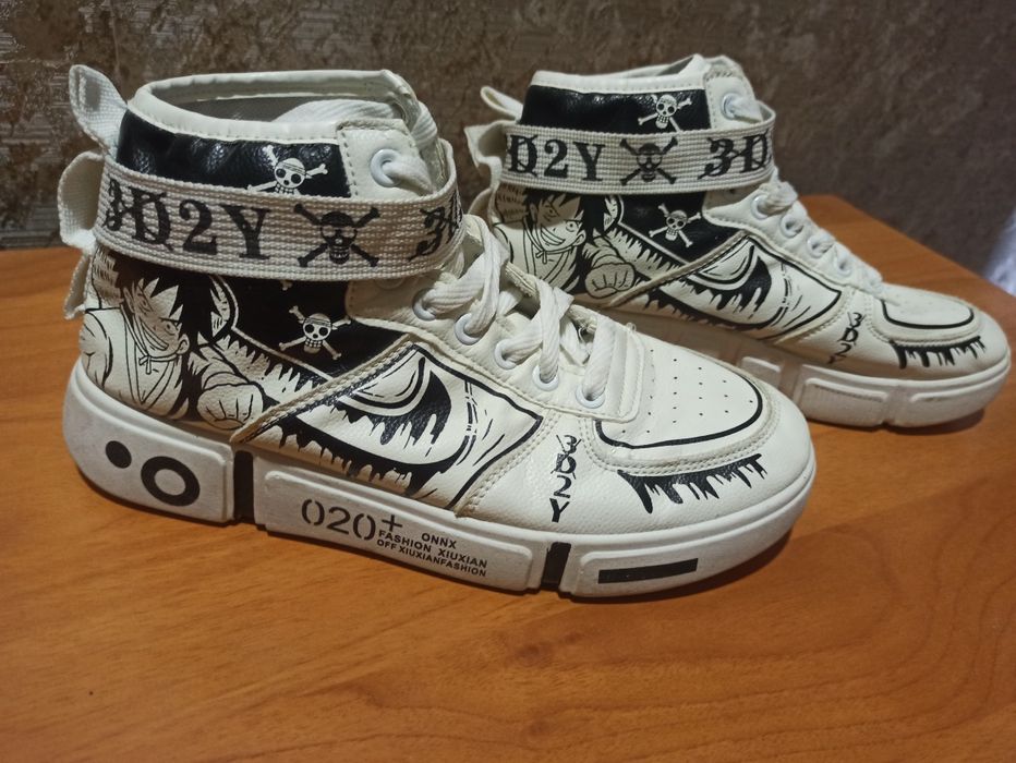 Кроссовки аниме в отличном состоянии