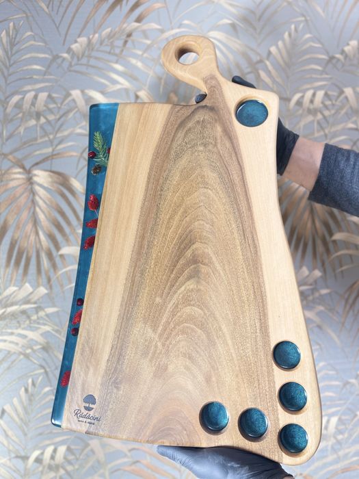 Platouri din lemn masiv & rășină – piese unicat, realizate manual