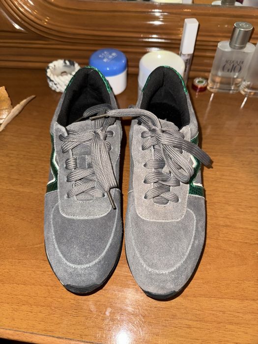 Продам женские кроссовки