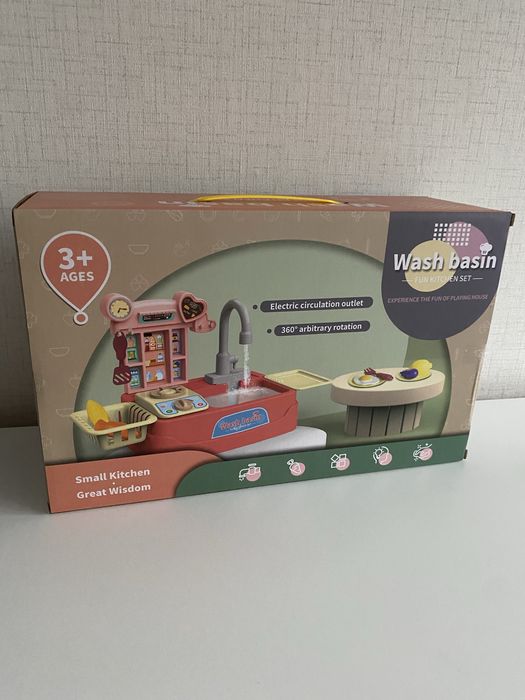 Детска мивка с течаща вода с малка кухня