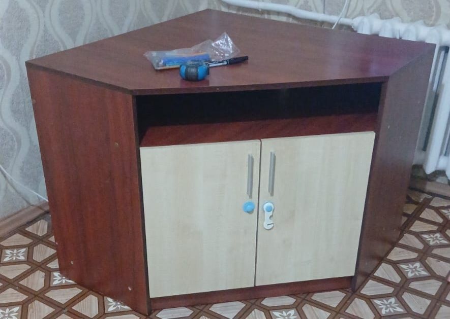 Продам угловую тумбочку