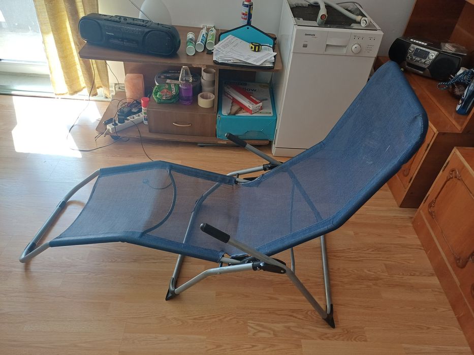 Vînd sezlong pliabil.