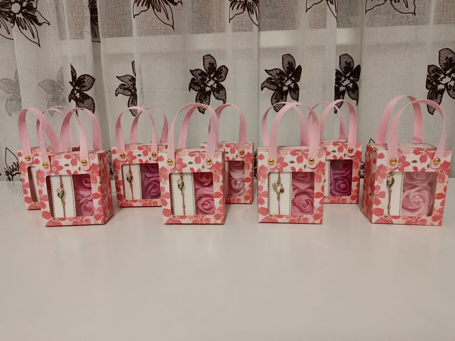 Vând aranjamente florale