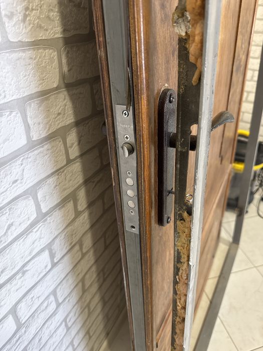 Наружный /входной дверь .50 тыс