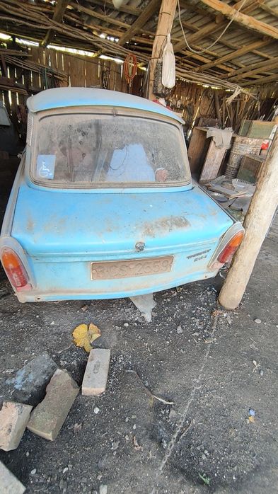 Trabant albastru