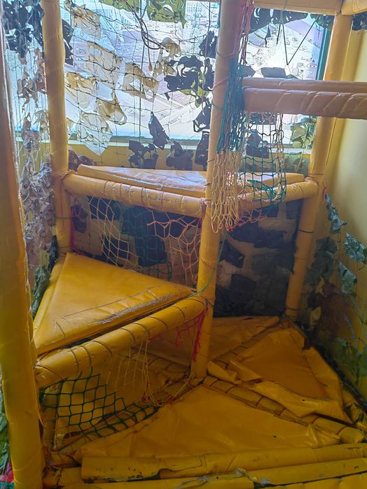 Плейграунд с пързалка и басейн за топки.