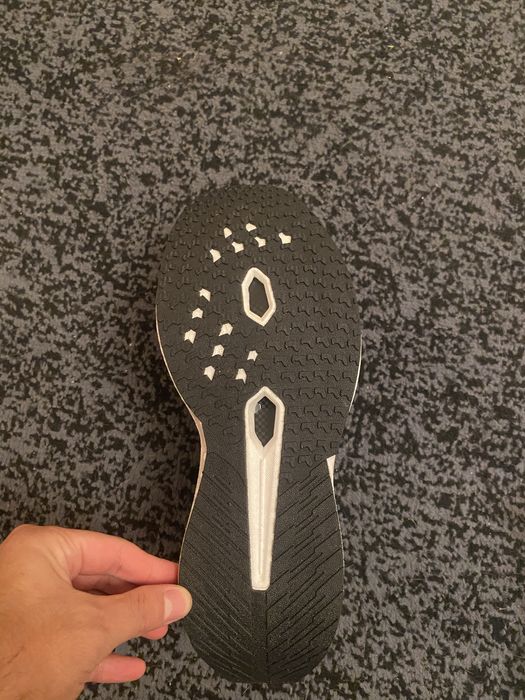 Продам кроссовки беговые