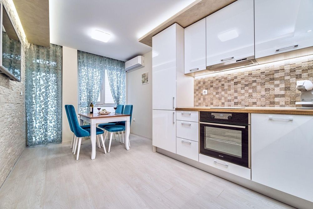 Дава се под наем Двустаен апартамент в Варна, Център - 65 кв.м за 800 € - Снимка #2