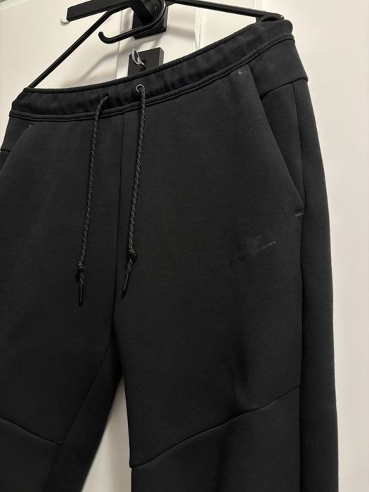 Vand Pantaloni Nike Tech Fleece / Marimea M