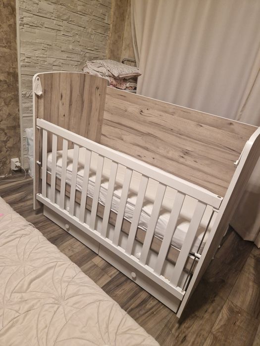 Бебешка кошара с люлеещ механизъм