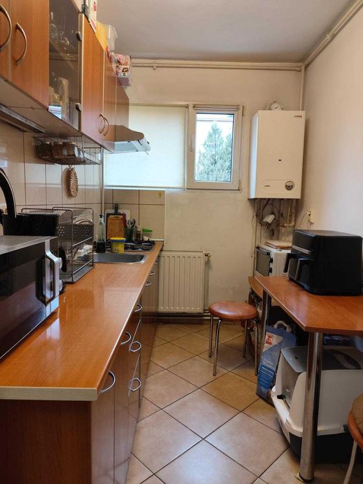 Apartament 3 camere, etaj 2/4, însorit, situat în Astra aproape de piață înconjurat de spații verzi