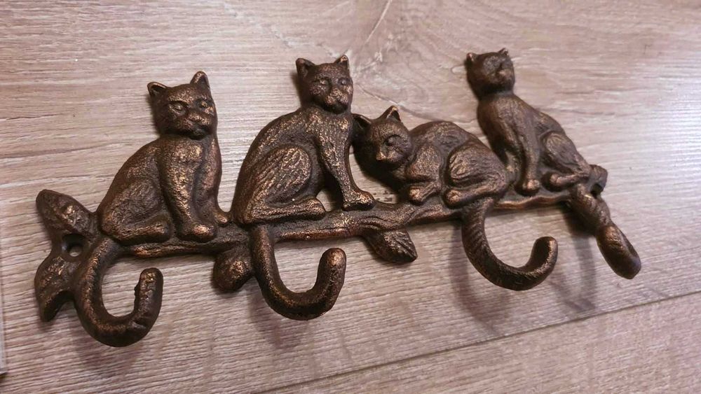 Чугунена закачалка–декорация котета.
