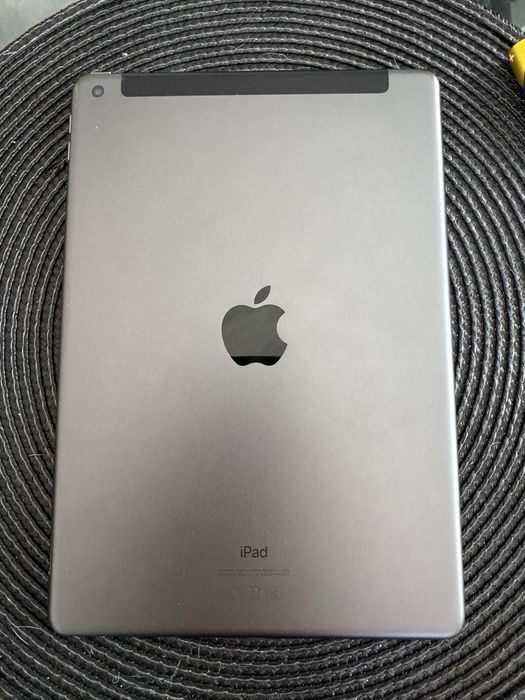 IPad gen 8 celluar 32 GB + силиконово калъфче и кабел.