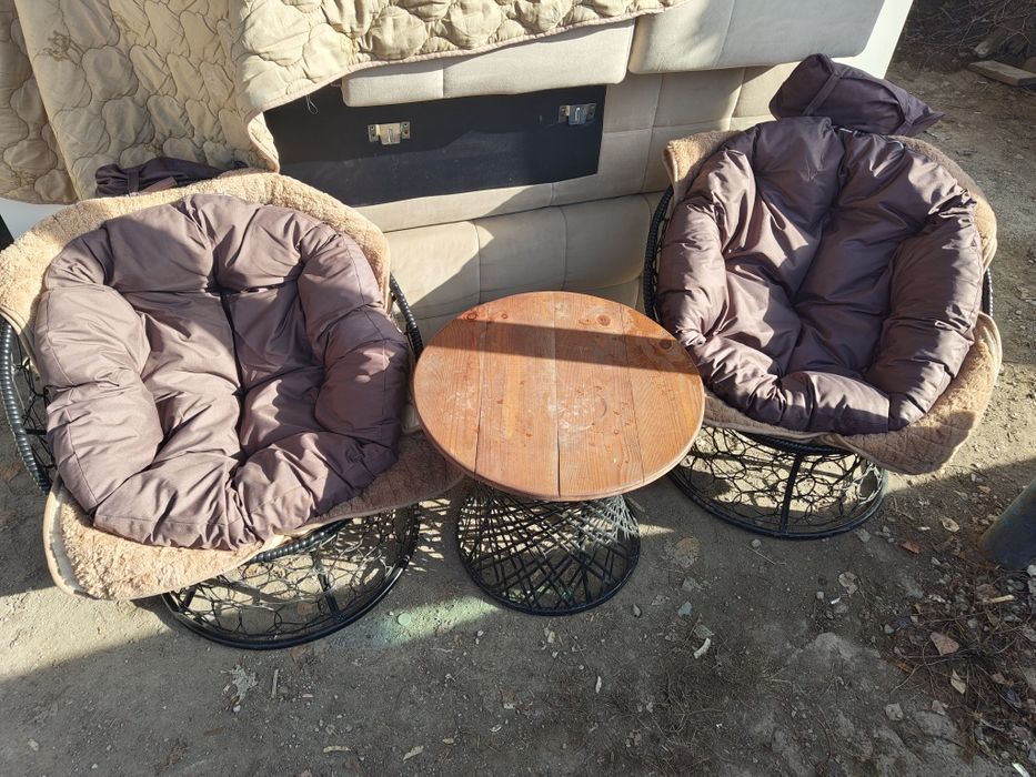 Кресло с одеялом и матрасом и есть стол маленкие они