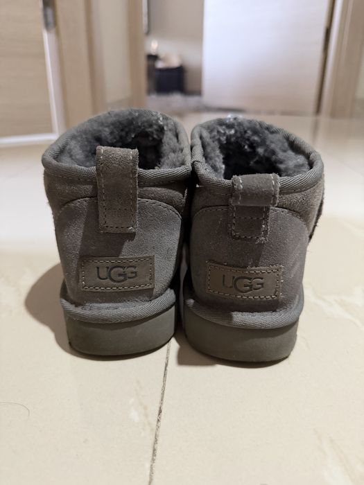 UGG cizme de zăpadă din piele întoarsă Classic Ultra Mini