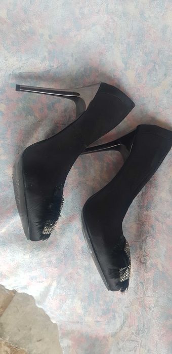 pantofi negri cu toc inalt si decoratiune argintie