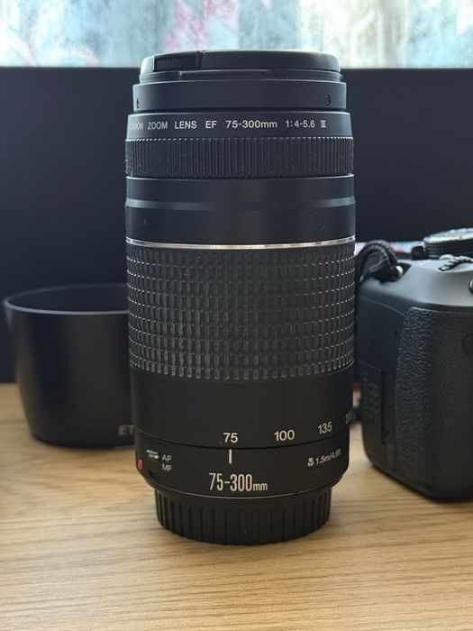 Canon 600D + три обектива + сенник + чанта