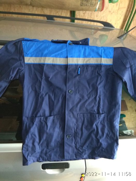 Продам рабочие ботинки размер 43 , и кастюм х/б размер 48/50 по 7000 т