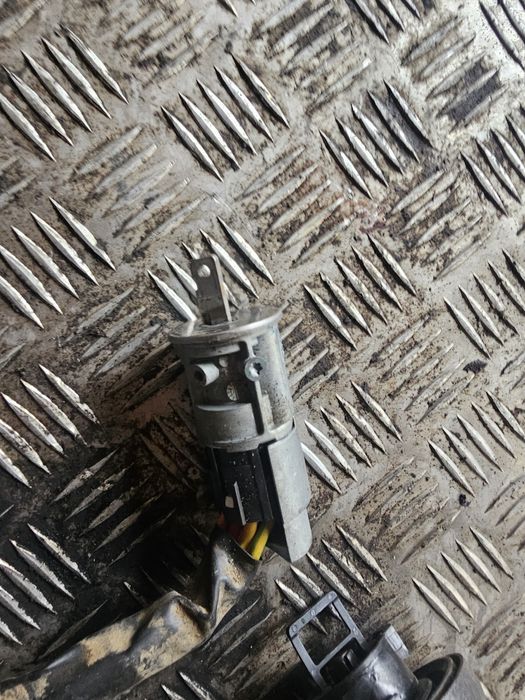 Contact cu bușon rezervor Dacia logan 2008