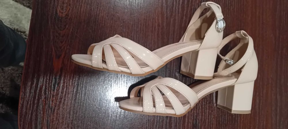 Продавам сандали на ток, лачени, нови