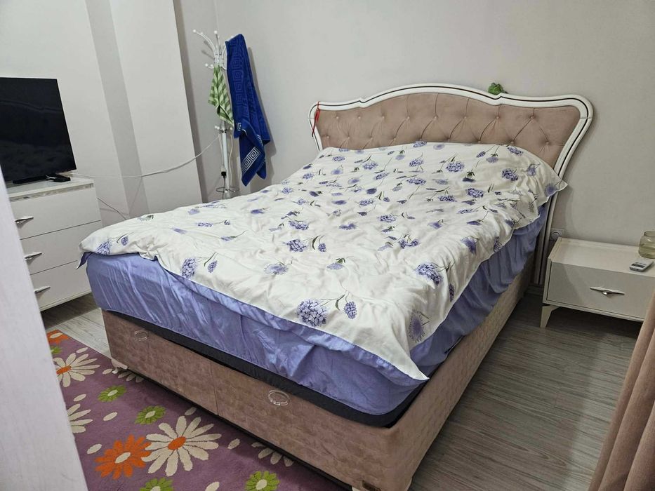 Спалня с матрак .