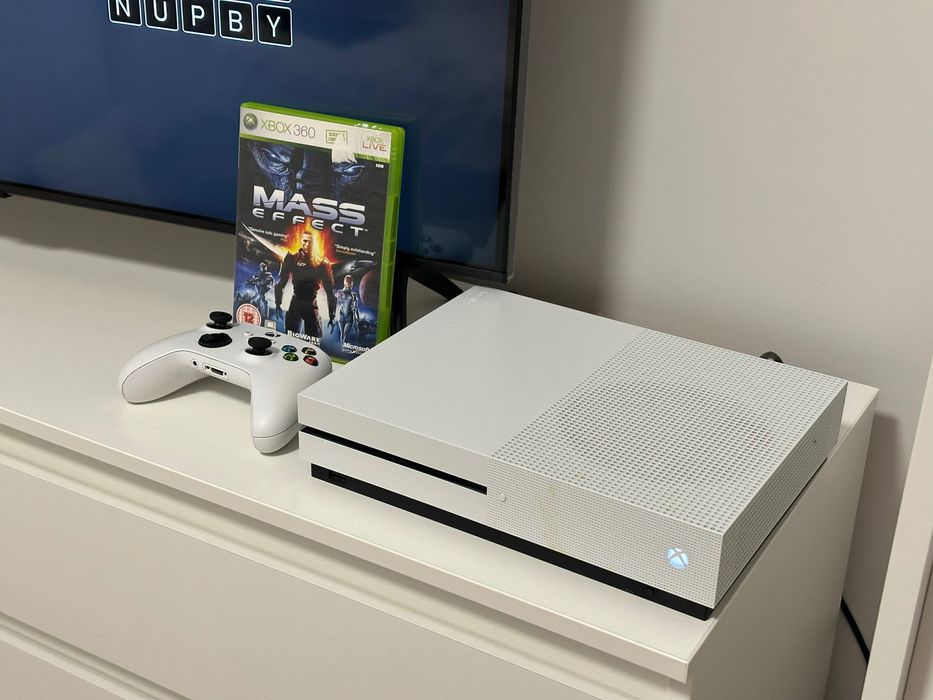 Xbox One S 500GB + game