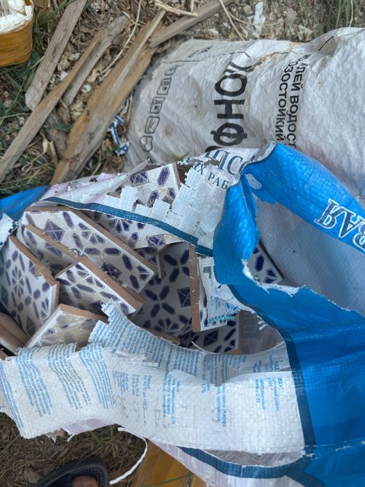 Обрезки кафеля на мозаику
