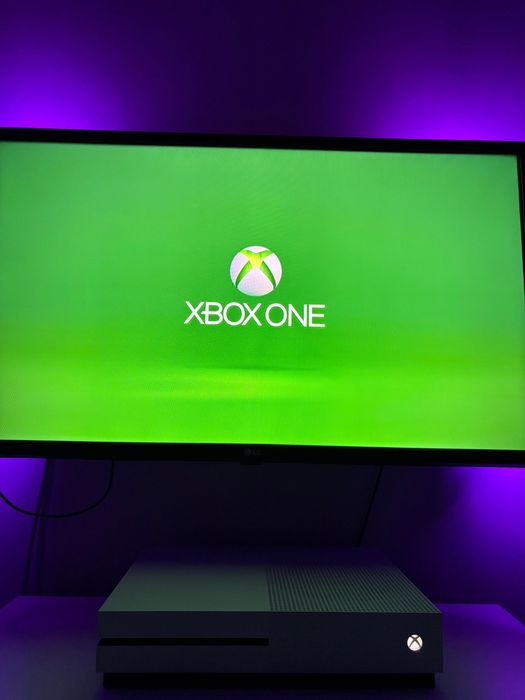 Consolă Xbox One S 1TB - 2 Manete + 14 Jocuri (FC25, Hogwarts, RDR2)